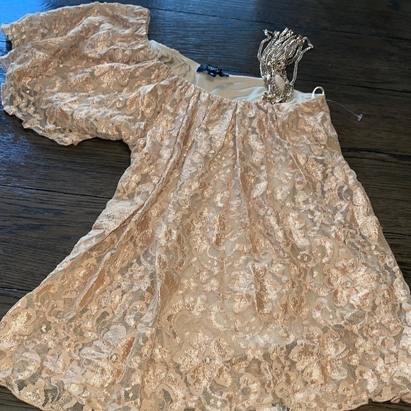 SKY 💕 NWOT Sky Gold lace one shoulder tunic with gold chains - Picture 2 of 12